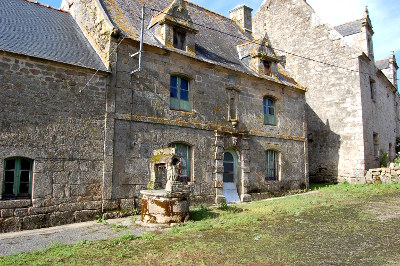 Au bourg, maison du XIX° avec récupérations granit