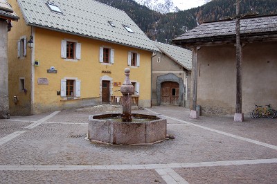 Mairie et fontaine octogonale