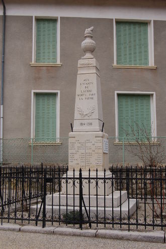 Le monument aux morts de <strong>Lachau</strong>