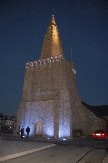 Le clocher-forteresse de Larmor Plage