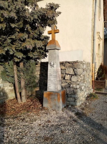 Le monument aux morts de Pontis...