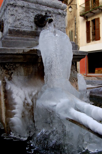 La fontaine était gelée...