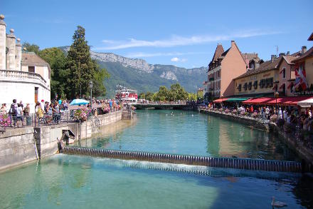 Le long du Théou, à <strong>Annecy</strong>