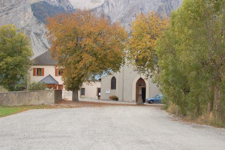 À l'ombre de l'église