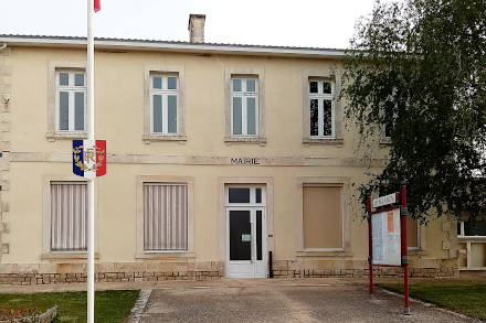 La mairie d'Ayron