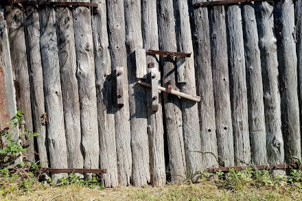 Elle ferme la grange