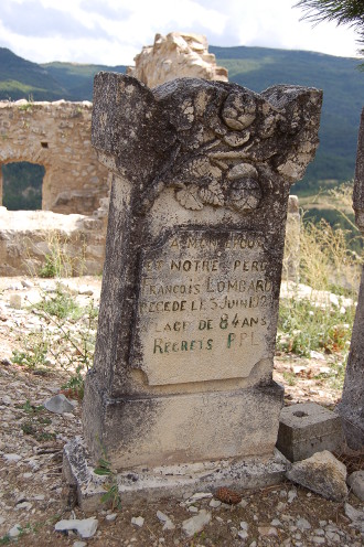 Ceinturant l'église Saint Jean, un vieux cimetière...