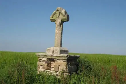 <strong>Kroaz ar Brug</strong>, au milieu des champs,<br />la croix des Bruyères protège les hommes...