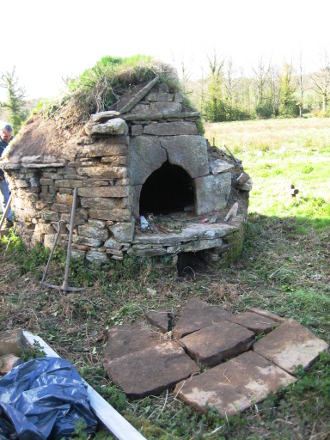 Le patrimoine s'entretient. Le four des Marys en restauration.