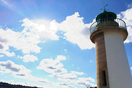 Phare et ciel bleu de Binic...