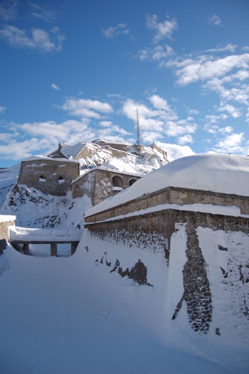 La neige s'accumulait sur les courtines