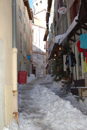 Cheminant dans la vieille ville dite 'Cité Vauban'...