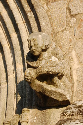 Il vous attend à la porte principale de l'église..