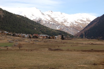 Après une longue côte en lacet, le village...