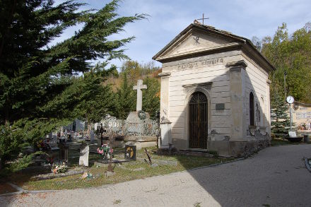 Ils se reposent près de l'église...