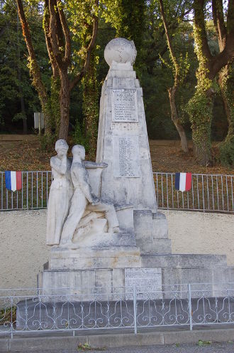 Le monument aux morts de <strong>Château-Arnous-Saint-Auban</strong>