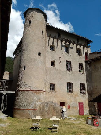 Dans la cour du château