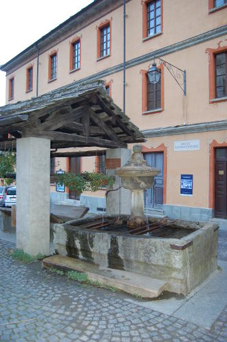 Fontaine et charmant village...