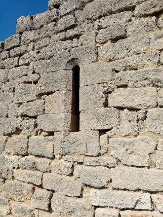 Elle s'ouvrait sur l'Église