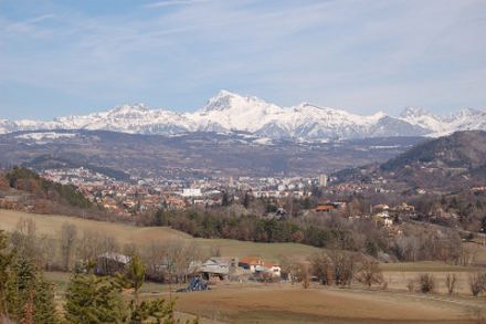 Une ville ceinturée de montagnes...