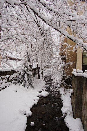 Neige et torrent de Bonne