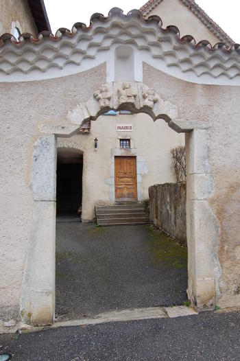 Il ouvre sur la Mairie...