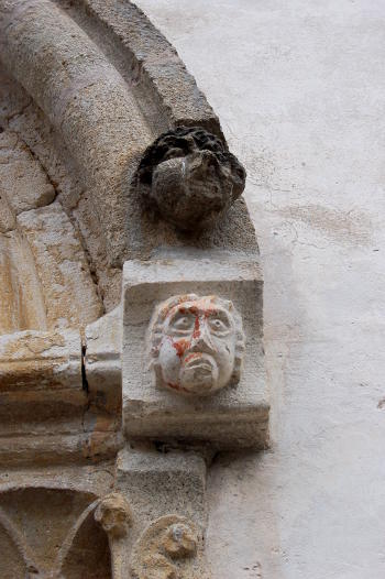 Il vous attend à l'église...