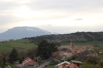 Le village sur fond de Céüse.