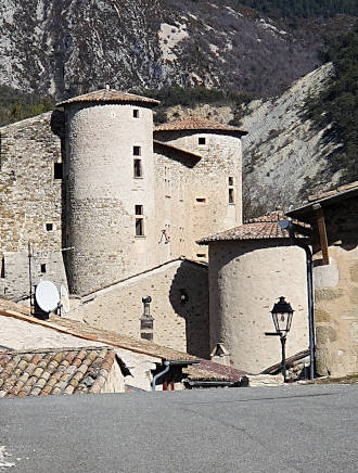 Montagnes et vieux château