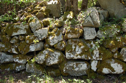 Muret au bord du chemin...