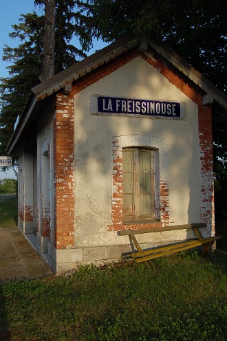 Face à la gare, la petite halte...