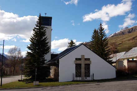 La moderne église paroissiale...