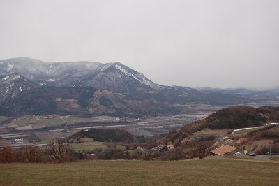 Au loin, la vallée de la Durance.