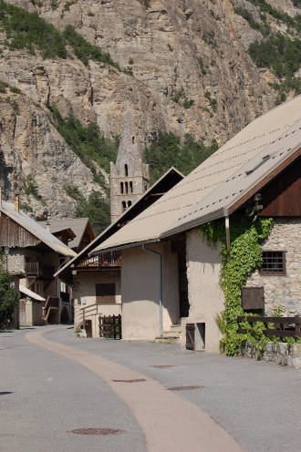 Par les rues du village