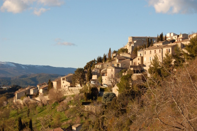 Un village à flanc de colline...