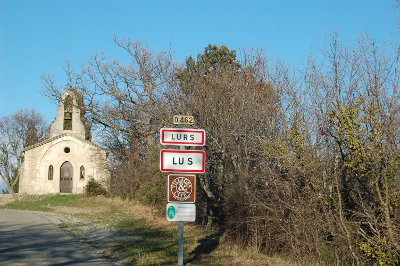 Après la côte, nous arrivons le village de Lurs.