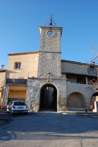 La massive tours de l'Horloge et son campanile forgé.