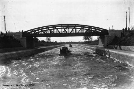 Arrivant au bassin de Marignane en 1927