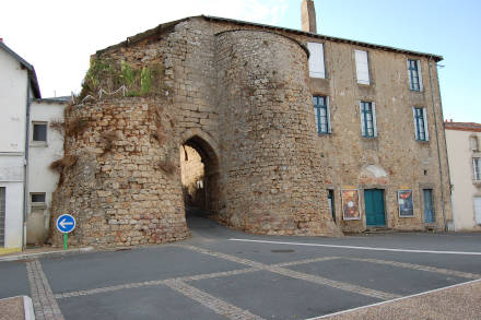 Vous entriez alors au château