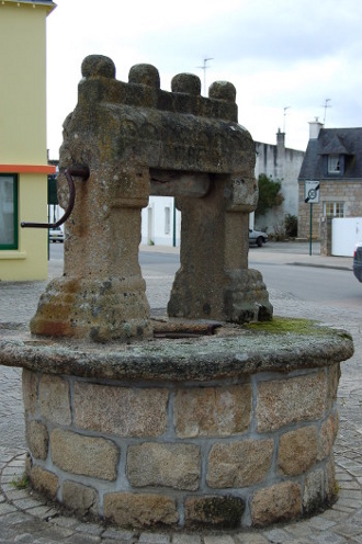 Sur la place centrale, un puits chargé d'Histoire...