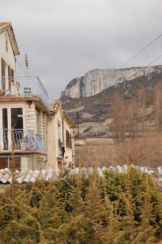 La falaise est vertigineuse...