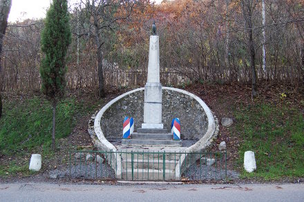 Le monument aux morts de Mézel...