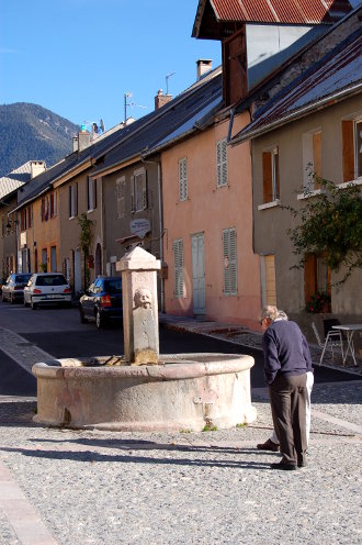 Ils discutaient près de la fontaine