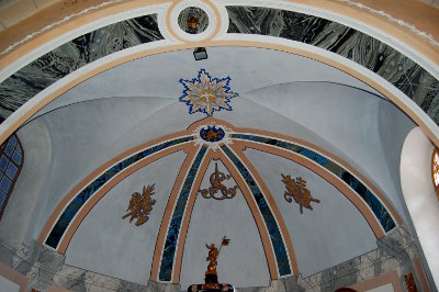 La décoration du choeur de l'église au Cantons.
