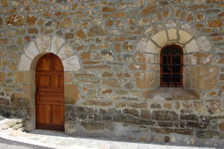 Église et murs épais...