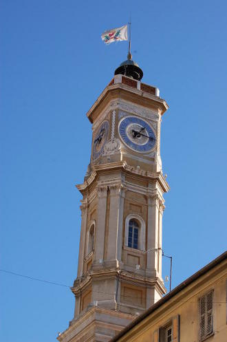 Il domine la Place du Palais