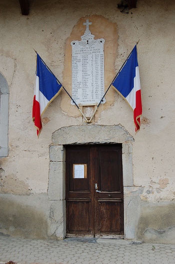 La porte de l'église paroissiale.