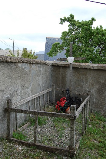 Il est tout seul dans un coin du cimetière...