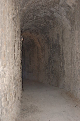 Sous les gradins du théâtre romain