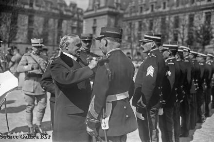 1920: M. Deschanel décore les gendarmes des Aubrais